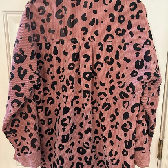 ePretty Chicago brand pink/rose cheetah design thin shacket jacket. Size Med - Picture 9 of 12